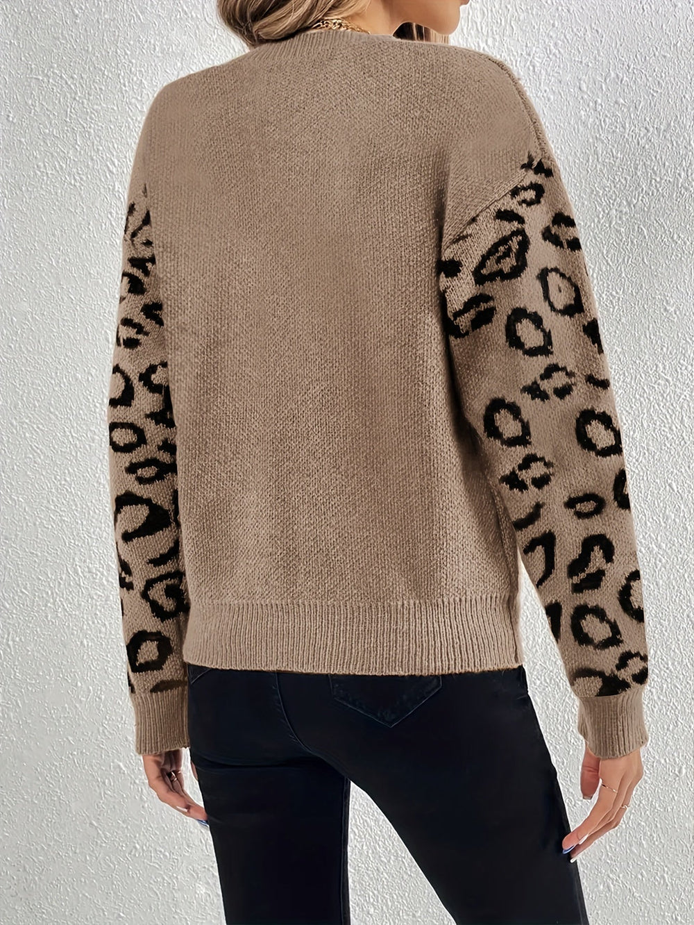Serena – Chique Dames Trui met Luipaardprint en Ronde Hals
