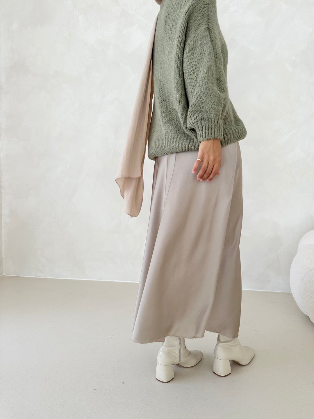 Yara – Elegante Satin Midi Rok voor Dames