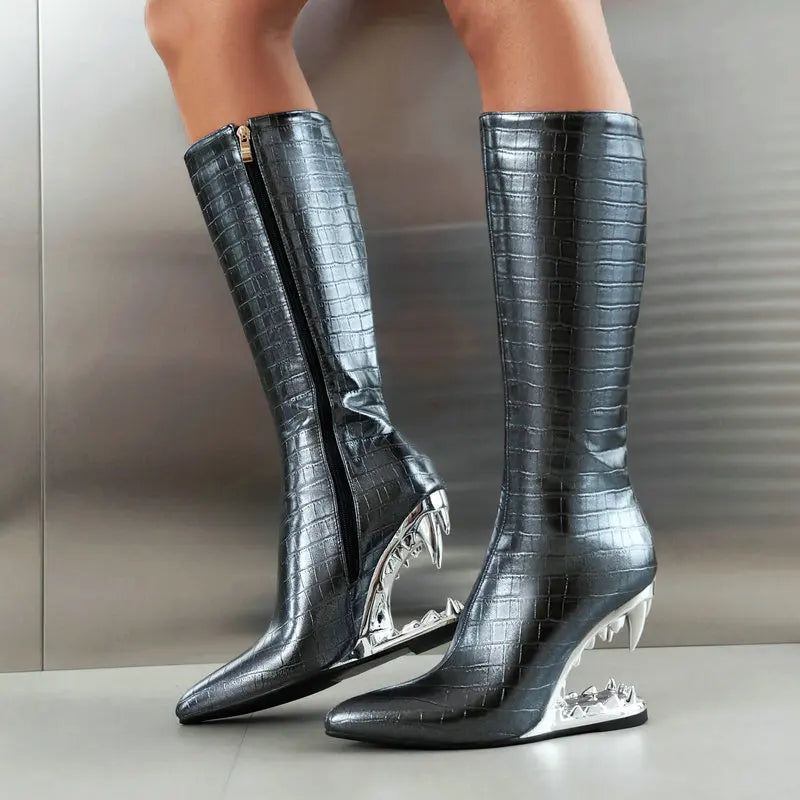Sofia – Metallic Dames Enkellaarsjes met Cutout Tiger Tooth Hak