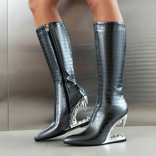 Sofia – Metallic Dames Enkellaarsjes met Cutout Tiger Tooth Hak